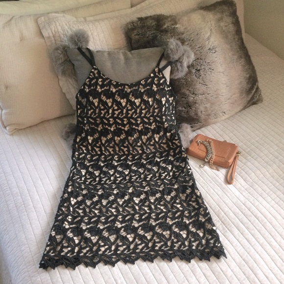 Alice + Olivia Dresses & Skirts - NWOT ALICE & OLIVIA black LACE NUDE SLIP Cocktail party DRESS! Xs